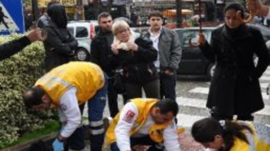 Yaralı Turiste Şemsiyeler Altında İlk Yardım