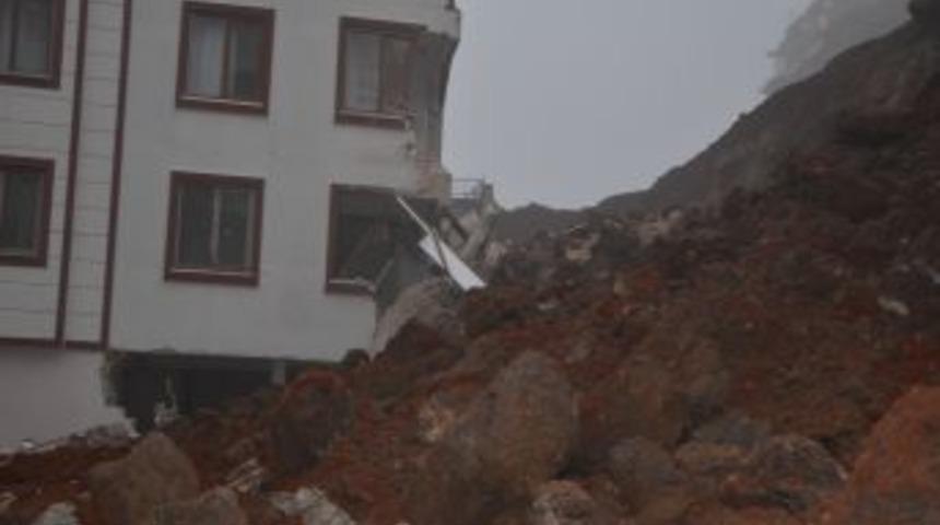Şanlıurfa'da Yağış Nedeniyle Binanın Istinat Duvarı Yıkıldı