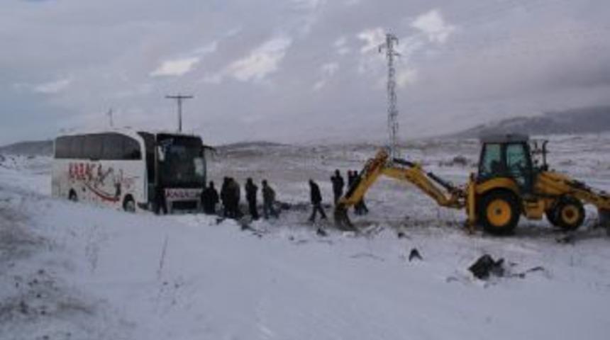 Buzda Kayan İ&ccedil;erisi Boş Yolcu Otob&uuml;s&uuml;, 30 Metrelik U&ccedil;uruma U&ccedil;tu
