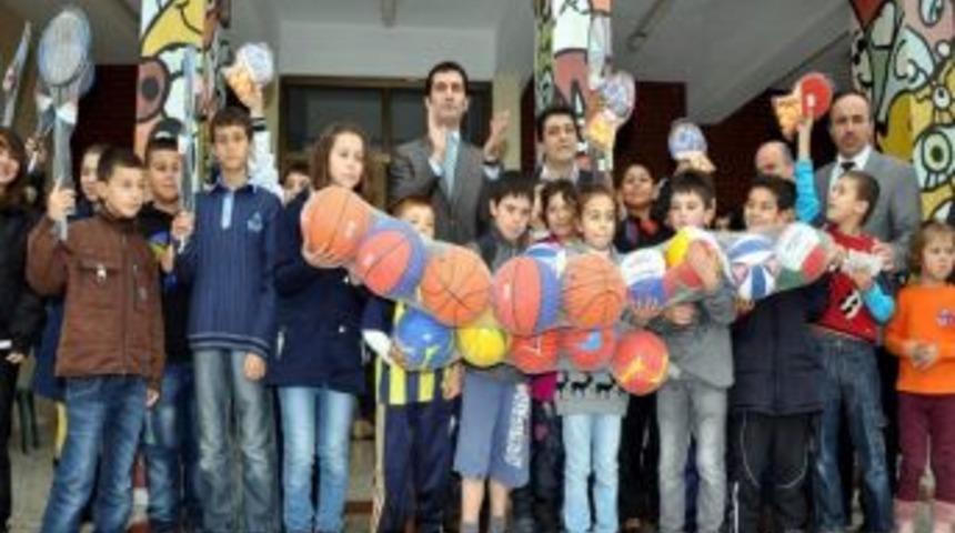 G&ouml;nenli &Ouml;ğrencilere Spor Malzemesi