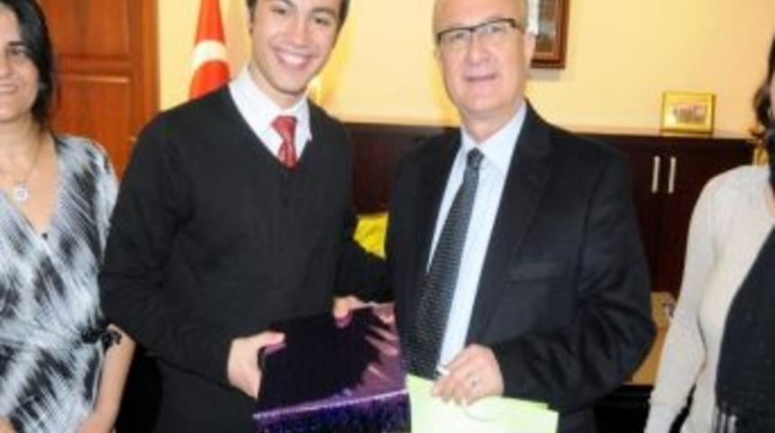 Belediyeden İl &Ouml;ğrenci Meclisi Başkanına Tablet Bilgisayar