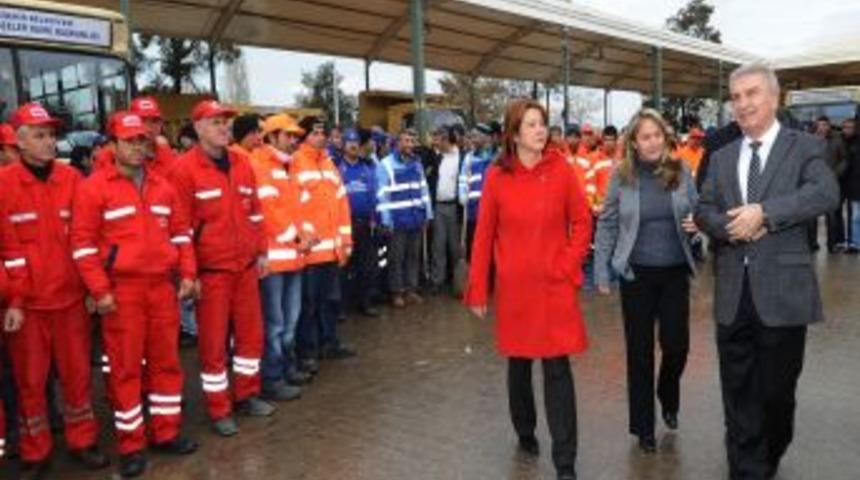 Karşıyaka'yı &Uuml;&ccedil; G&uuml;n Boyunca 400 Iş&ccedil;i Temizleyecek