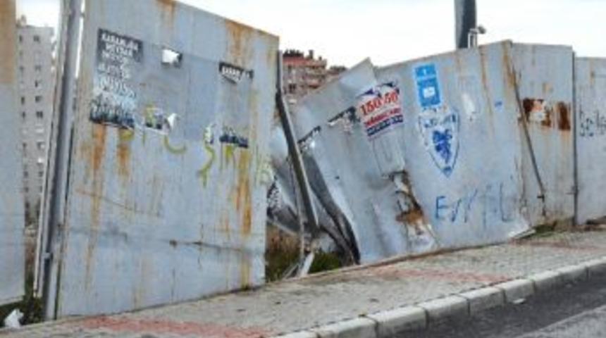 Bucaspor&rsquo;un Stadına Araba Girdi