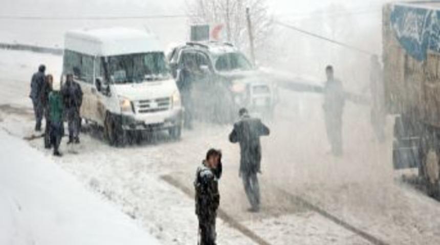 Y&uuml;ksekova-şemdinli Karayolunda 20 Ara&ccedil; Mahsur Kaldı