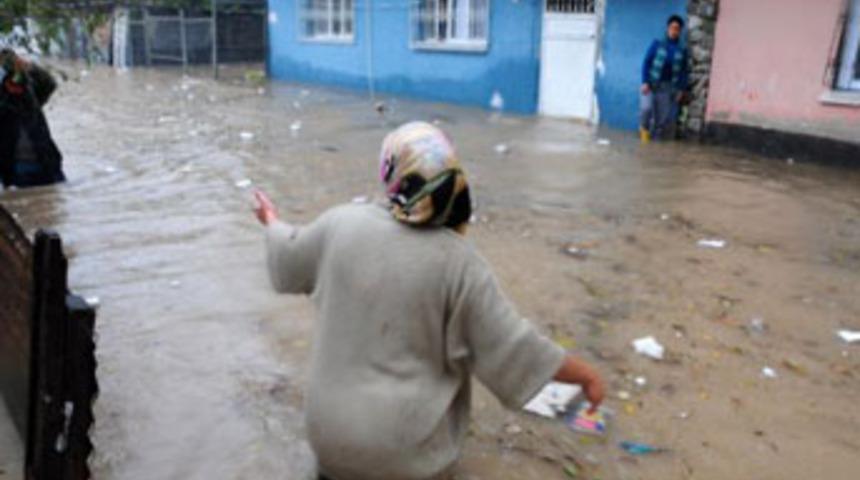 Adana'da g&ouml;k yarıldı