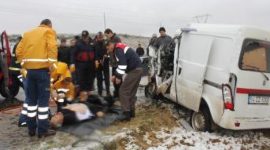 Panelvan Minib&uuml;s Ile &Ccedil;arpıştı: 1 &Ouml;l&uuml;, 4 Yaralı