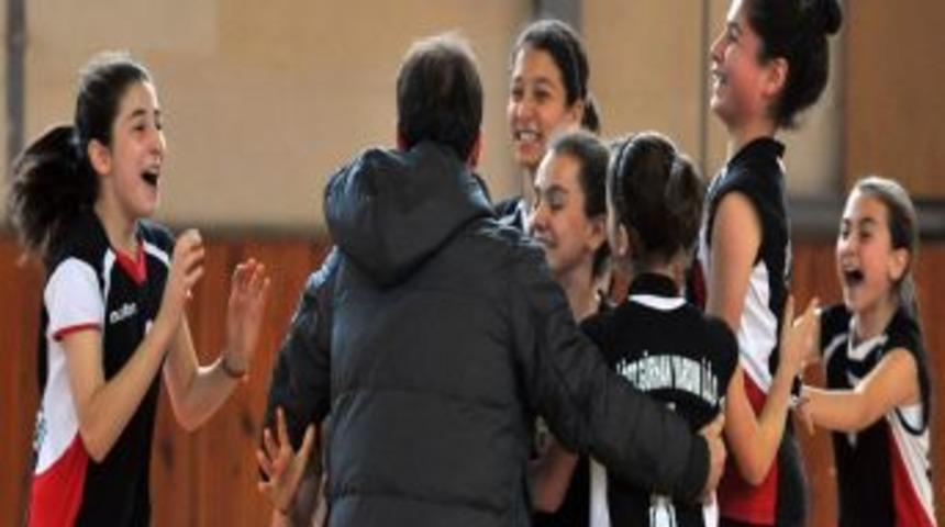 Trabzon'da K&uuml;&ccedil;&uuml;klerin Voleybol M&uuml;sabakası Sona Erdi