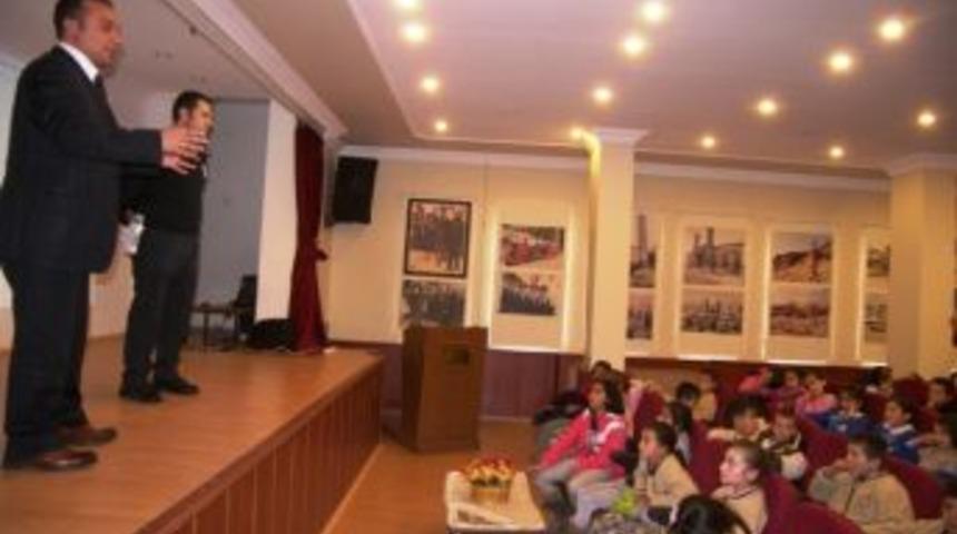 Narman İl&ccedil;e Emniyet Amirliği'nce, &Ouml;ğrencilere Trafik Eğitimi Hakkında &Ccedil;izgi Film İzlettirildi