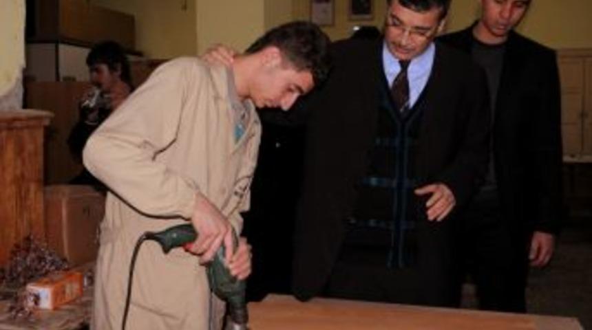 Vali G&uuml;ven&ccedil;, Okulda İncelemelerde Bulundu