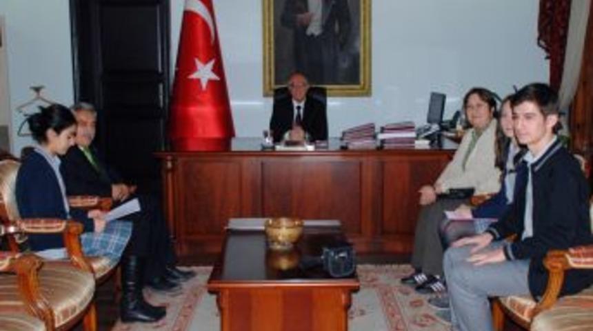 Vali &Ouml;z&ccedil;imen: Eğitimli Bir Toplumla, B&uuml;t&uuml;n Sorunlar Kendiliğinden Hallolacak