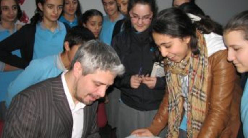 'Hizmetkar Kim' Kitap Serisinin Yazarı &Ouml;zer, Van'da &Ouml;ğrencilerle Bir Araya Geldi