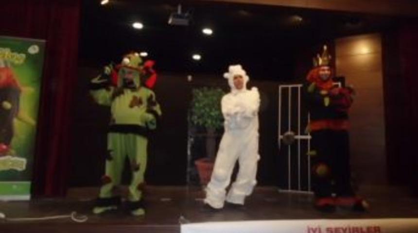 Gediz'de &Ccedil;ocuklar Tiyatro Oyunu İle Mikropları &Ouml;ğrendi