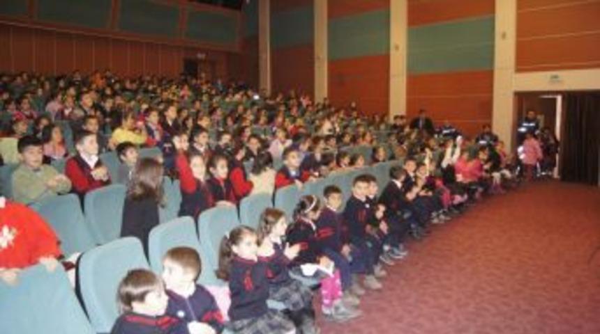 Çocuklara polisi tanıtmak için tiyatro oyunu