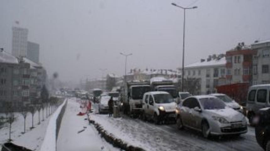 Kar, İstanbul Trafiğini Kilitledi