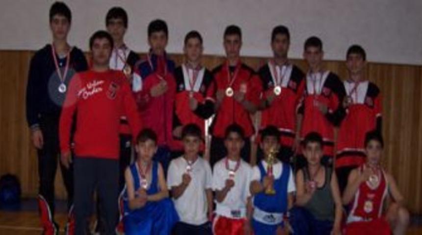 Boksörler Madalya İçin Hazırlanıyor