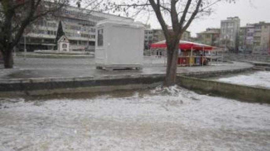 Lüleburgaz'a Yılın İlk Karı Düştü