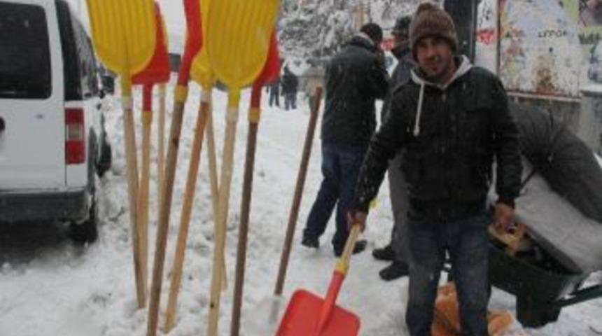 Hakkari&rsquo;de Kar K&uuml;rekleri Yok Satıyor