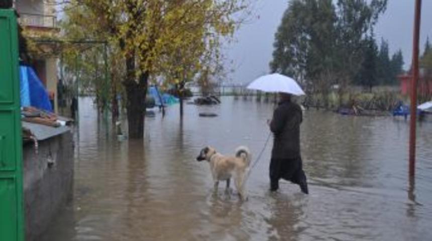Amik Ovası'nda K&ouml;yler Su Altında Kaldı Eğitime Ara Verildi