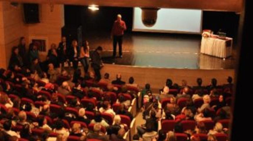C&uuml;celoğlu Konferansında İzdiham