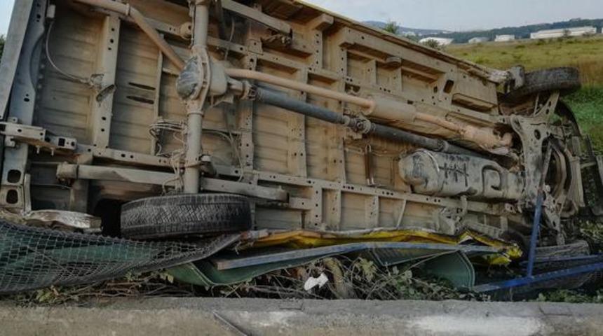 Minibüs askeriyenin içine devrildi! Yaralılar var