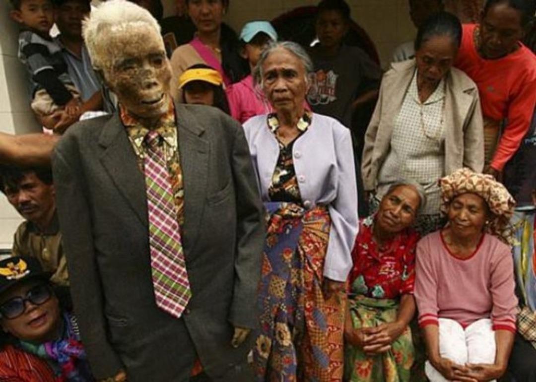 Bu rit&uuml;el şaşkına &ccedil;eviriyor! &Ouml;l&uuml;leri g&ouml;mmeden &ouml;nce...