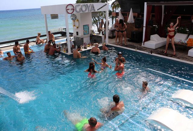 Havuz dans pistine d&ouml;n&uuml;şt&uuml;r&uuml;ld&uuml; 2