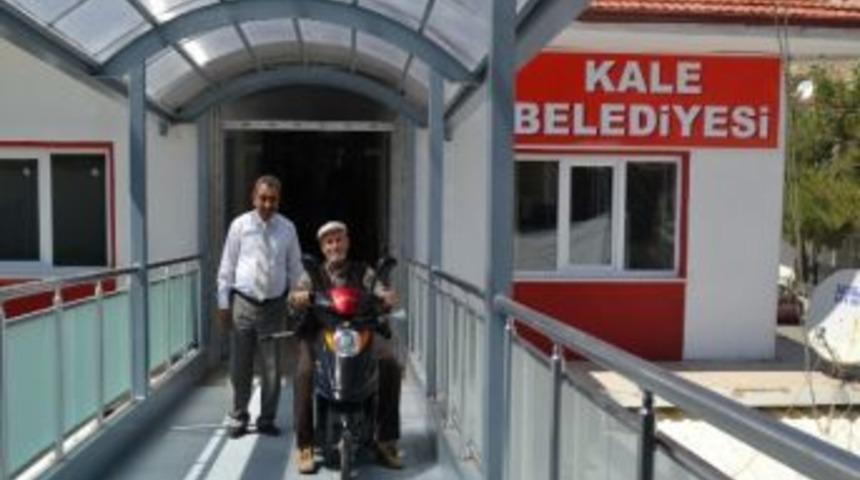 Kale Belediyesi&rsquo;nden Yaşlı Vatandaşlar İ&ccedil;in K&ouml;pr&uuml;