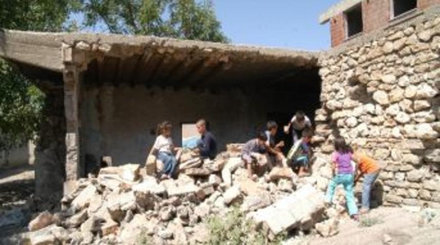 G&uuml;nd&uuml;z Oyun Parkı Gece Tinerci Mekanı