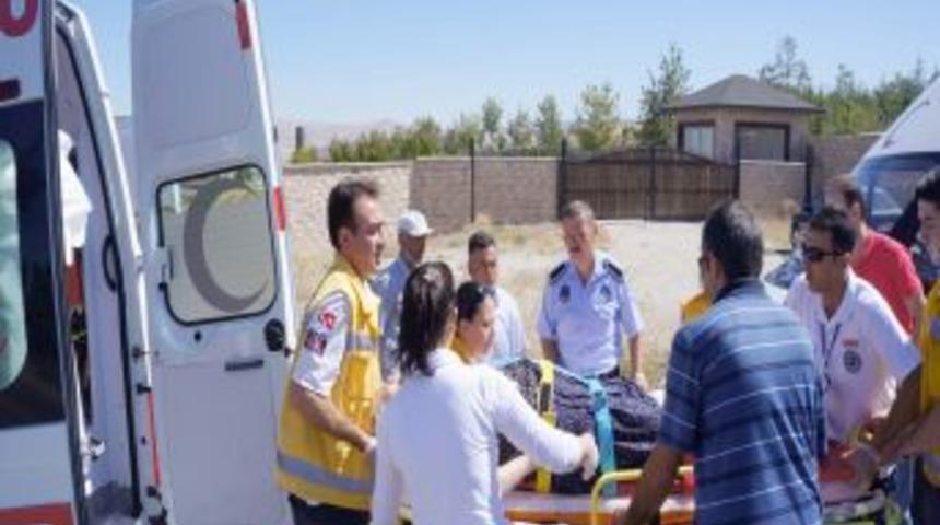 Lastiği Patlayan Otomobil Orta Ref&uuml;je &Ccedil;arptı: 5 Yaralı