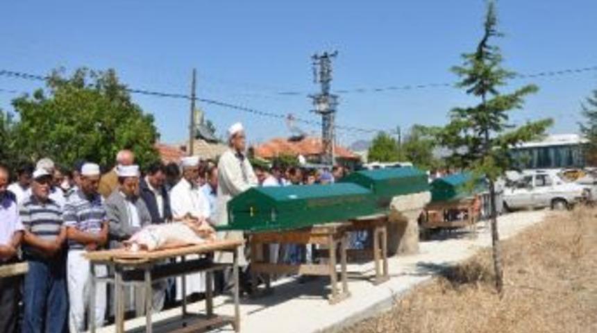 Konya'daki Kazada &Ouml;len 4 Kişi Toprağa Verildi