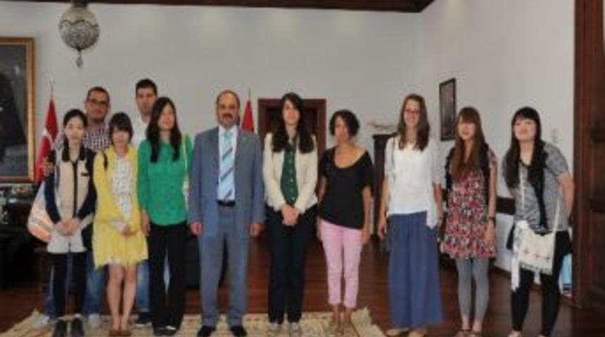 Uluslararası G&ouml;n&uuml;ll&uuml; Gen&ccedil;lik Kampı &Ouml;ğrencileri, Rekt&ouml;r Aydın&rsquo;ı Ziyaret Etti