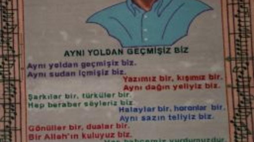 Se&ccedil;im Şarkısından Etkilendi Başbakan&rsquo;ı Halıya Dokudu