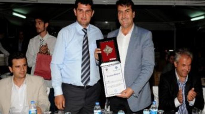 D&uuml;ndar&rsquo;dan Kosovalı &Ouml;ğrencilere Jest