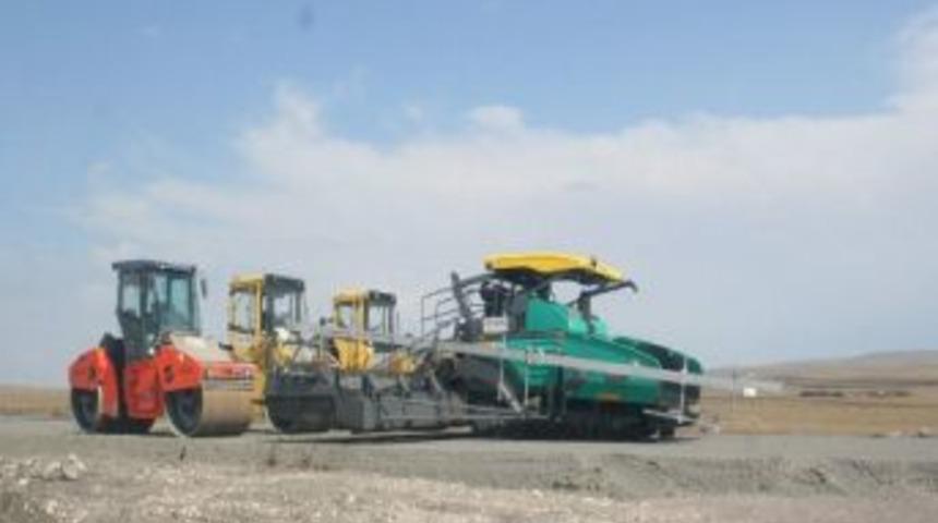 Karayolları 18. B&ouml;lge M&uuml;d&uuml;rl&uuml;ğ&uuml; Kars Genelinde Asfalt &Ccedil;alışmalarını Hızlandırdı