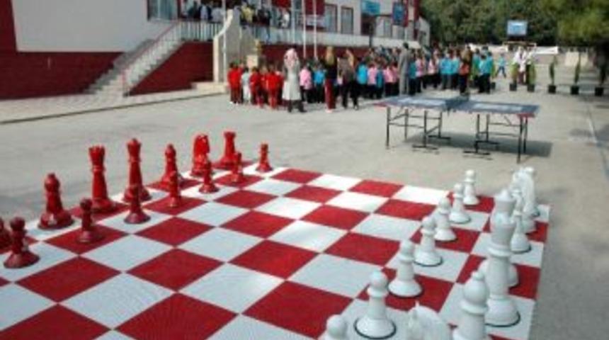 Belediye Başkanı Atık Pil Şampiyonu Okulu &Ouml;d&uuml;llendirdi