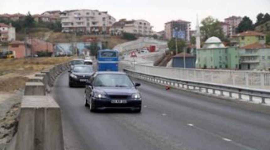 G&ouml;lc&uuml;k 2 Kavşağı&rsquo;nda bir şerit trafiğe a&ccedil;ıldı