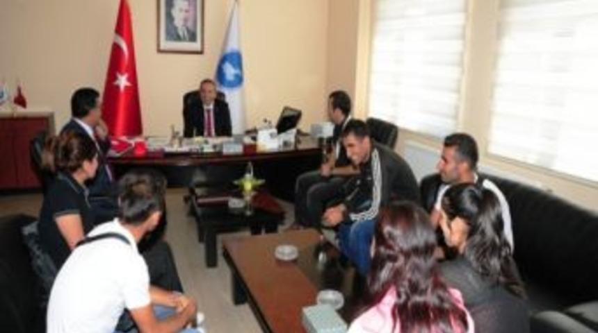 Yy&uuml; &Ouml;ğrencileri Aldıkları Kupayı Rekt&ouml;r Prof. Dr. Battal&rsquo;a Sundu