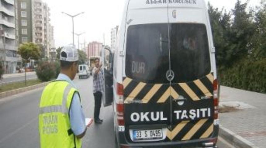Trafik&ccedil;iler Servis Ara&ccedil;larının Denetimini S&uuml;rd&uuml;r&uuml;yor