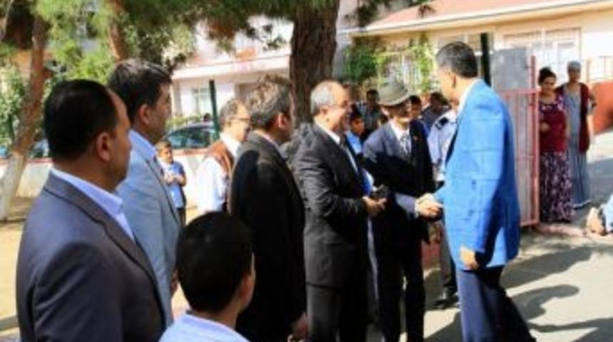 Vali Yerlikaya'dan Roman &Ccedil;ocukların Okuduğu Aydoğdu İlkokulu&rsquo;na Ziyaret