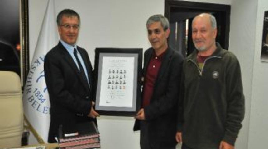 Karikatürcüler Derneği’nden Başkan Oğul’a Plaket