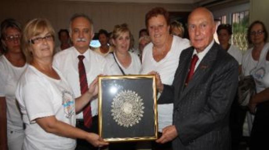 Bosnalı Savaş Mağduru Kadınların Kurduğu Altın Eller Kadın Derneği &Uuml;yeleri Bayraklı Belediye Başkanı Hasan Karabağ'ı Ziyaret Etti