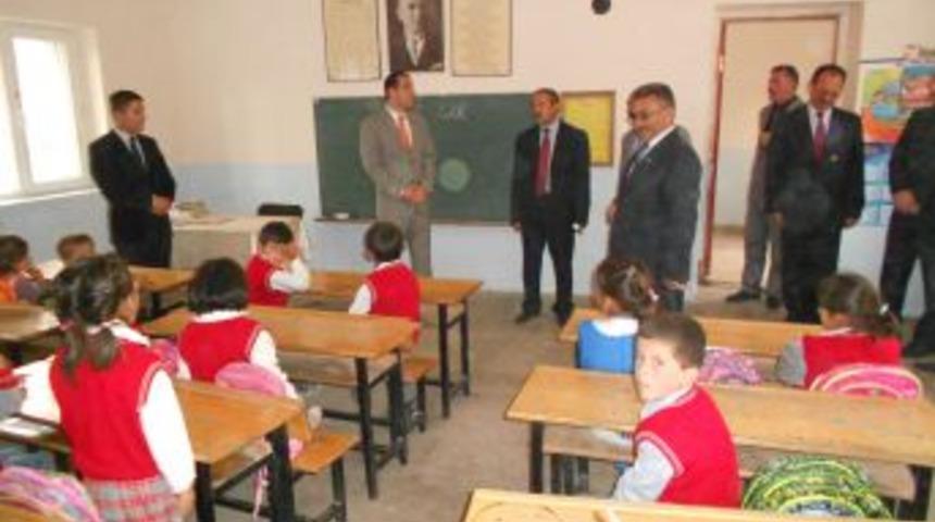 Kaymakam Taşolar, Ihtiya&ccedil; Sahibi &Ouml;ğrencilerin Yanında