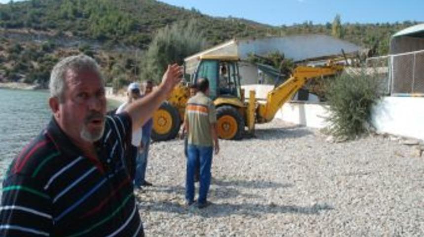 Menderes Belediyesi'nden Maydonoz Koyu'nda Yıkım