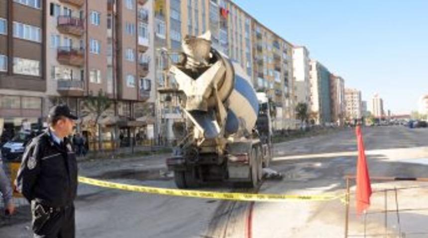 Hızlı Tren Inşaatına Giden Mikserin Altında Can Verdi