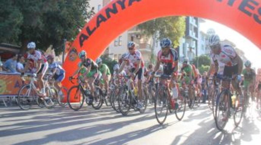 Bisiklette Puanlı Yol Yarışları Alanya'da Başladı