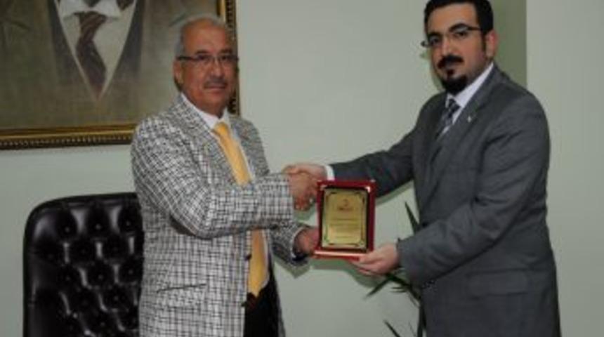 Kızılay'dan Belediye Başkanı Kocamaz'a Teşekk&uuml;r Plaketi