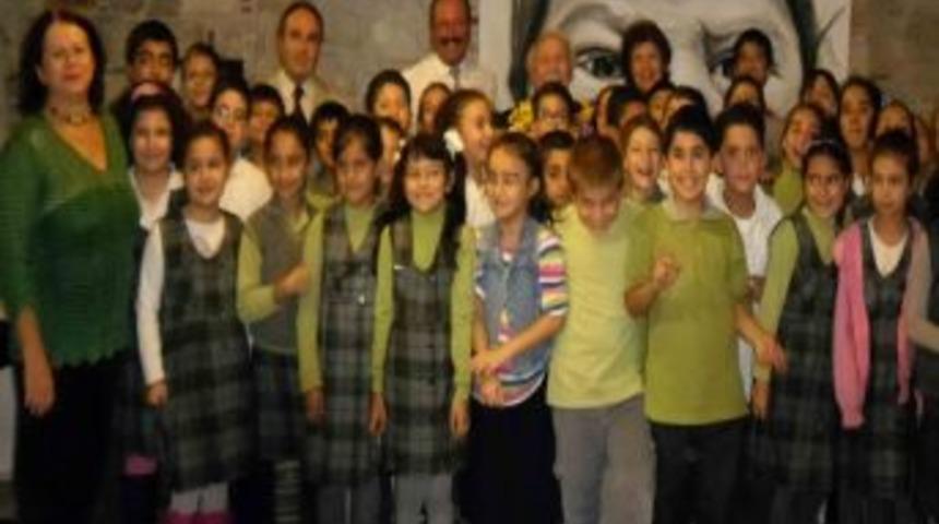 Muzaffer İzg&uuml; Kuşadalı &Ccedil;ocuklarla Buluştu