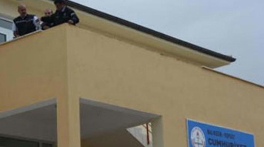 Okulda başına mermer d&uuml;şt&uuml;