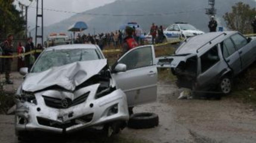 Karab&uuml;k&rsquo;te Trafik Kazası: 1 &Ouml;l&uuml;, 8 Yaralı