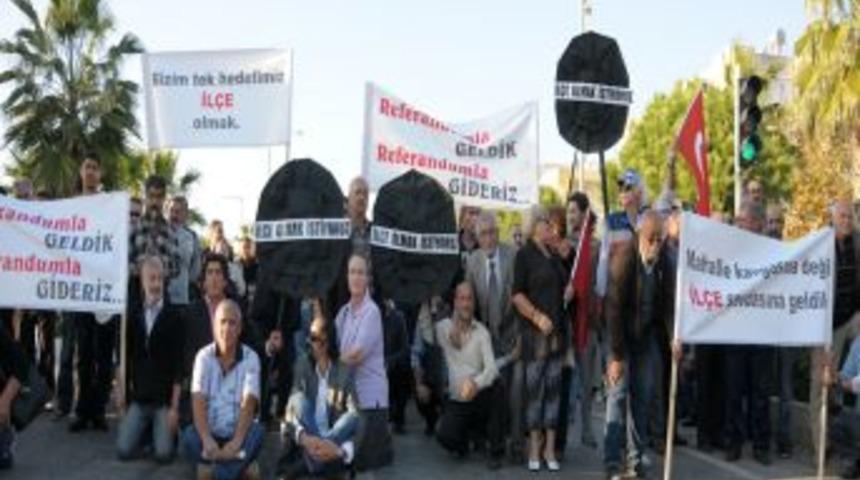 Protestocular Yol Kapatıp Başkanın Makamına Siyah &Ccedil;elenk Bıraktı